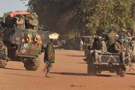 Liên quân quốc tế và quân đội chính phủ Mali tại Kona.